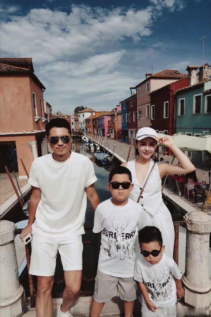 娱乐圈最幸福的一家四口，娱乐圈最干净的夫妻俩，一家人跑到意大利旅游去了 ​​​