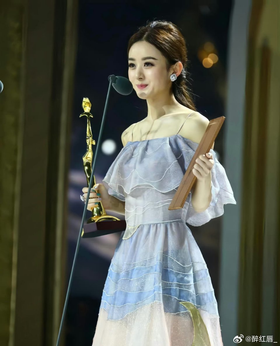 赵丽颖我少女时代的女英雄喜欢赵丽颖，是因为她身上那股 quietly 强大的力量