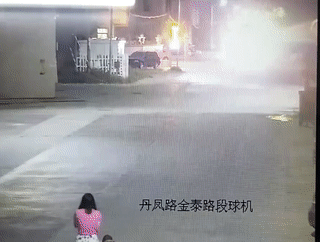 这是一起非常离奇的车祸！
路面监控清晰的记录下了车祸的整个过程。
一位妈妈推着载