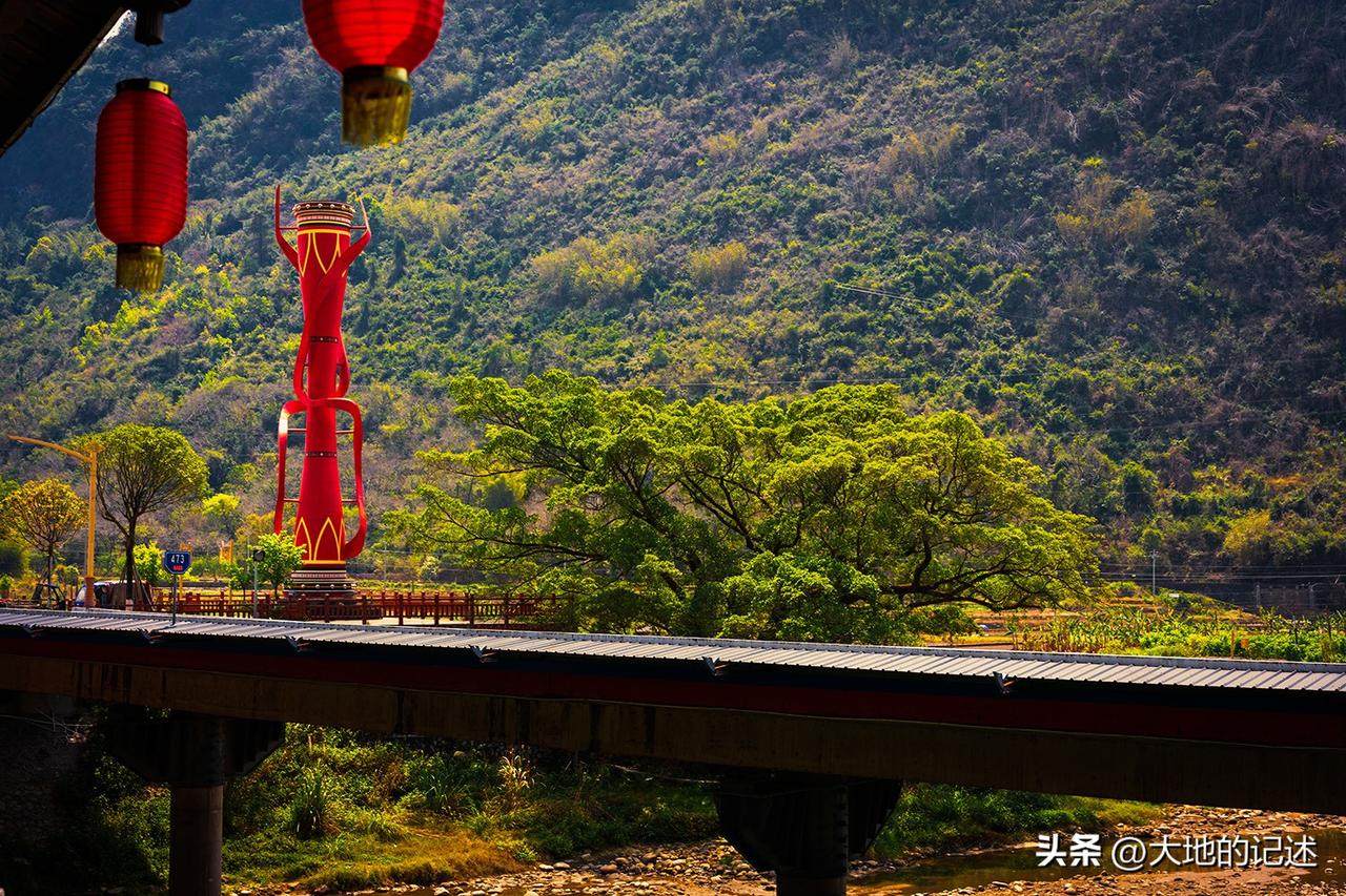 阳山秤架瑶乡一直是自驾和摩旅爱好者喜欢的好去处，婉转曲折的323国道从镇上穿过，
