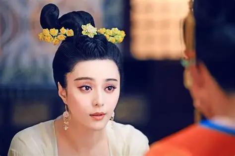 公元705年的某一天，洛阳上阳宫里，一个老妇人躺在病床上。 
 
她不是普通老妇