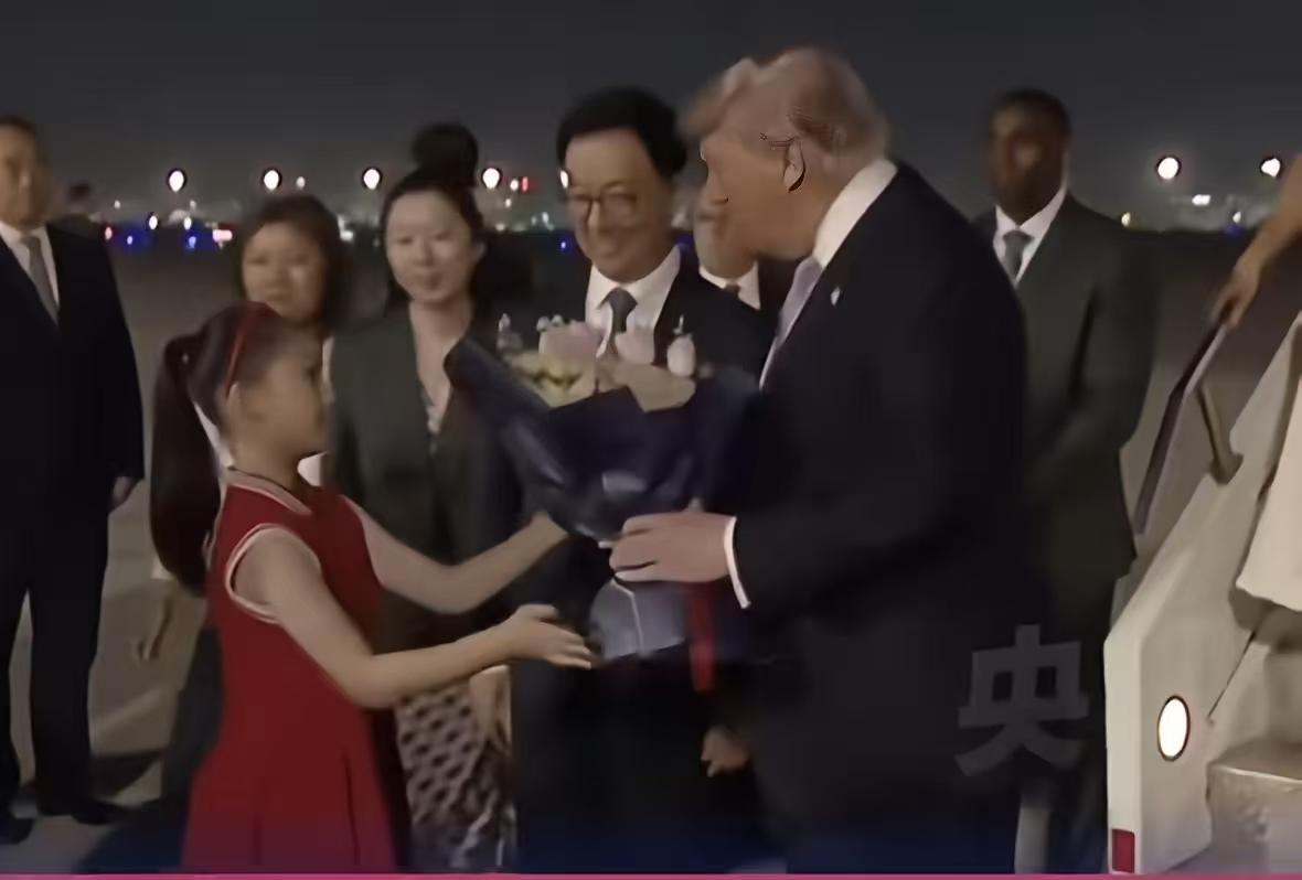 在今晚的迎接仪式中
最令我感动的不是整齐划一的仪仗队

也不是现场热情的欢迎人群