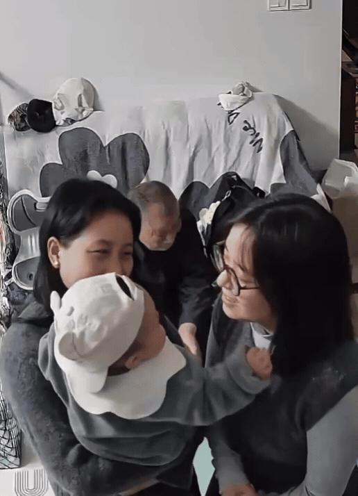 四川一女子带宝宝找小姨玩，没想到，宝宝竟然上演“霸总湿吻”，直接将小姨眼镜摘掉，