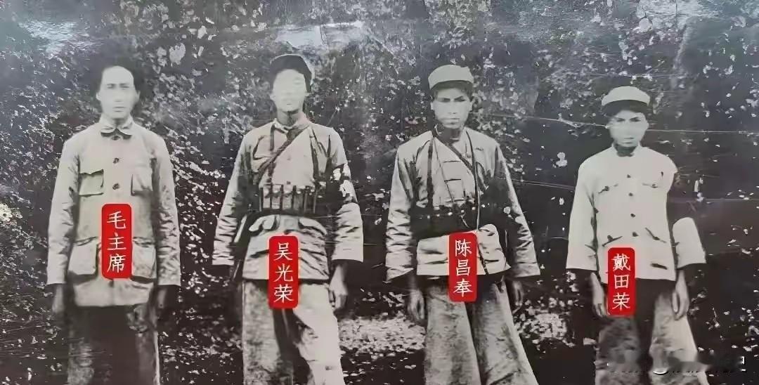 瑞金留影：三位卫士，以青春护伟人赴长征
 
这张珍贵的黑白照片，定格在1934年