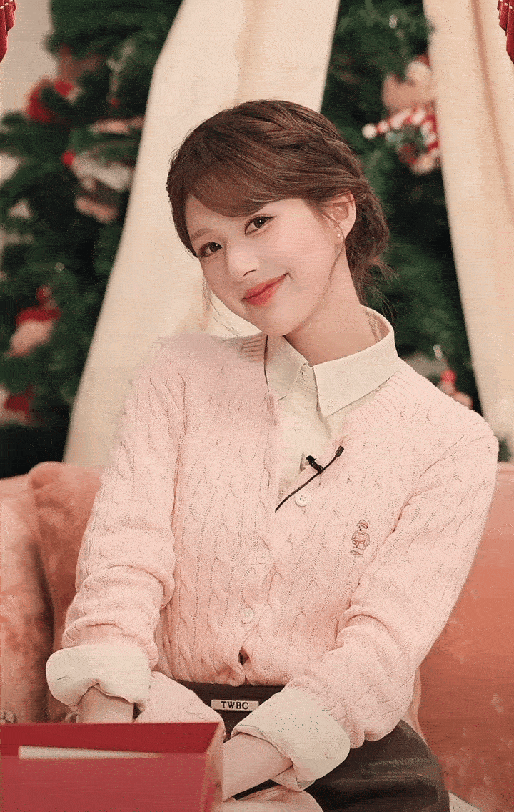 赵露思今日品牌直播截图，盘发造型可爱又甜美！ 