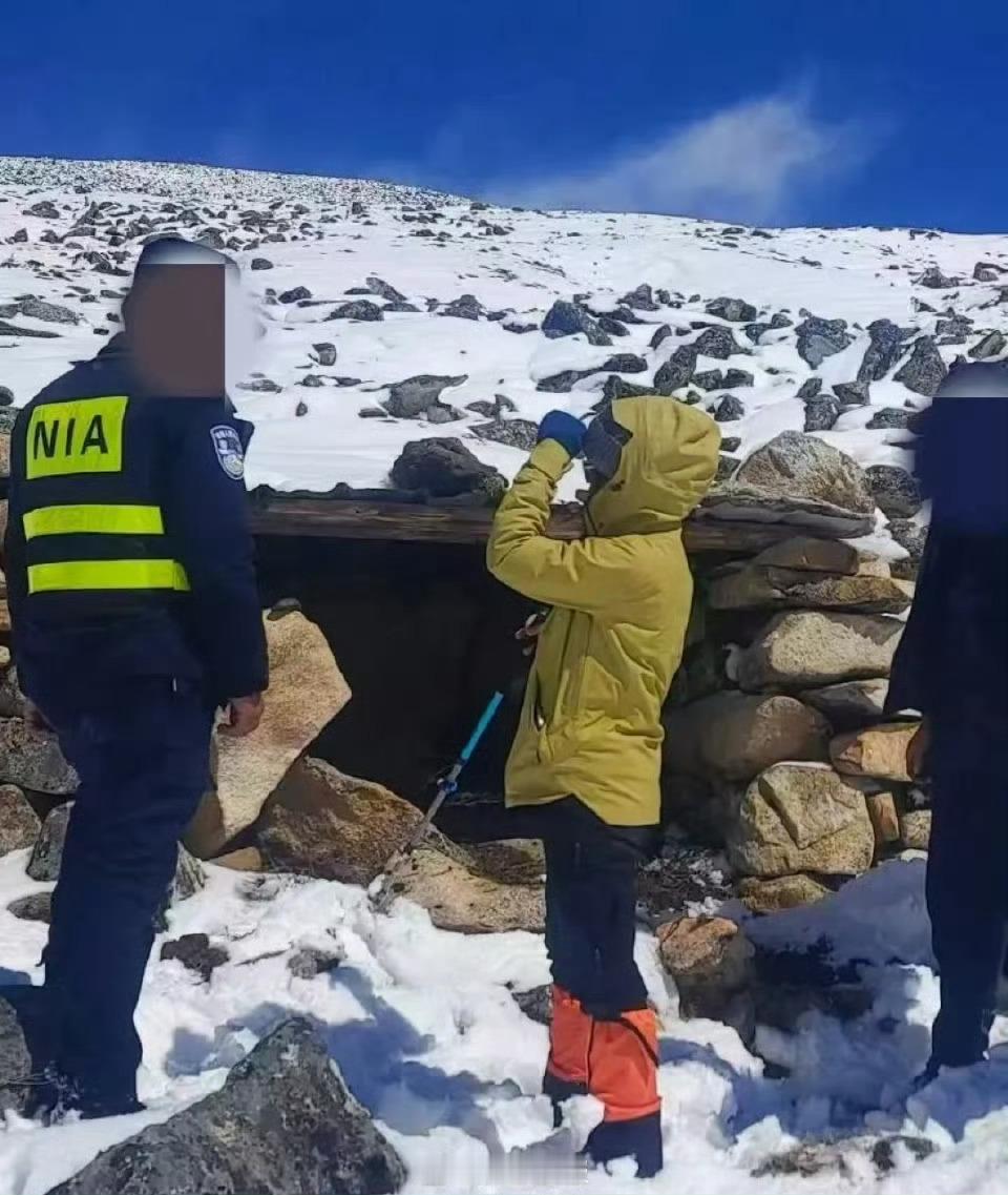 女生失联后用牛粪保温在牛棚被找到这个女的比很多驴友靠谱一点，知道用牛粪保护自己，