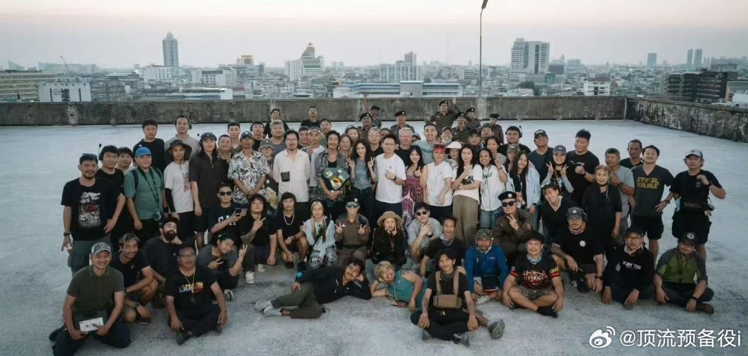 恭喜杨幂、万茜《末路狂花》杀青合影，杀青大吉！ 期待早日见面 