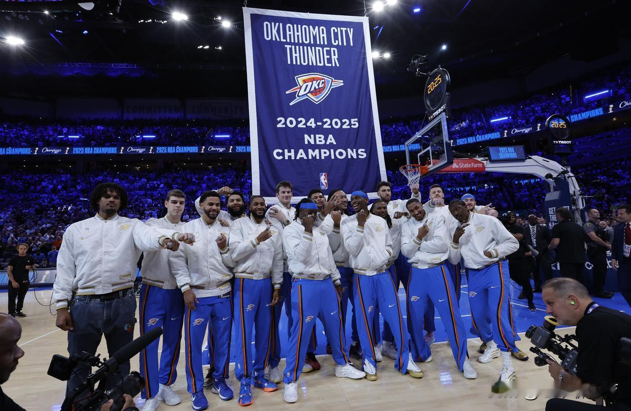 雷霆开赛仅两场，就体验到了想卫冕有多难！
作为上赛季的总冠军球队，雷霆队在新赛季