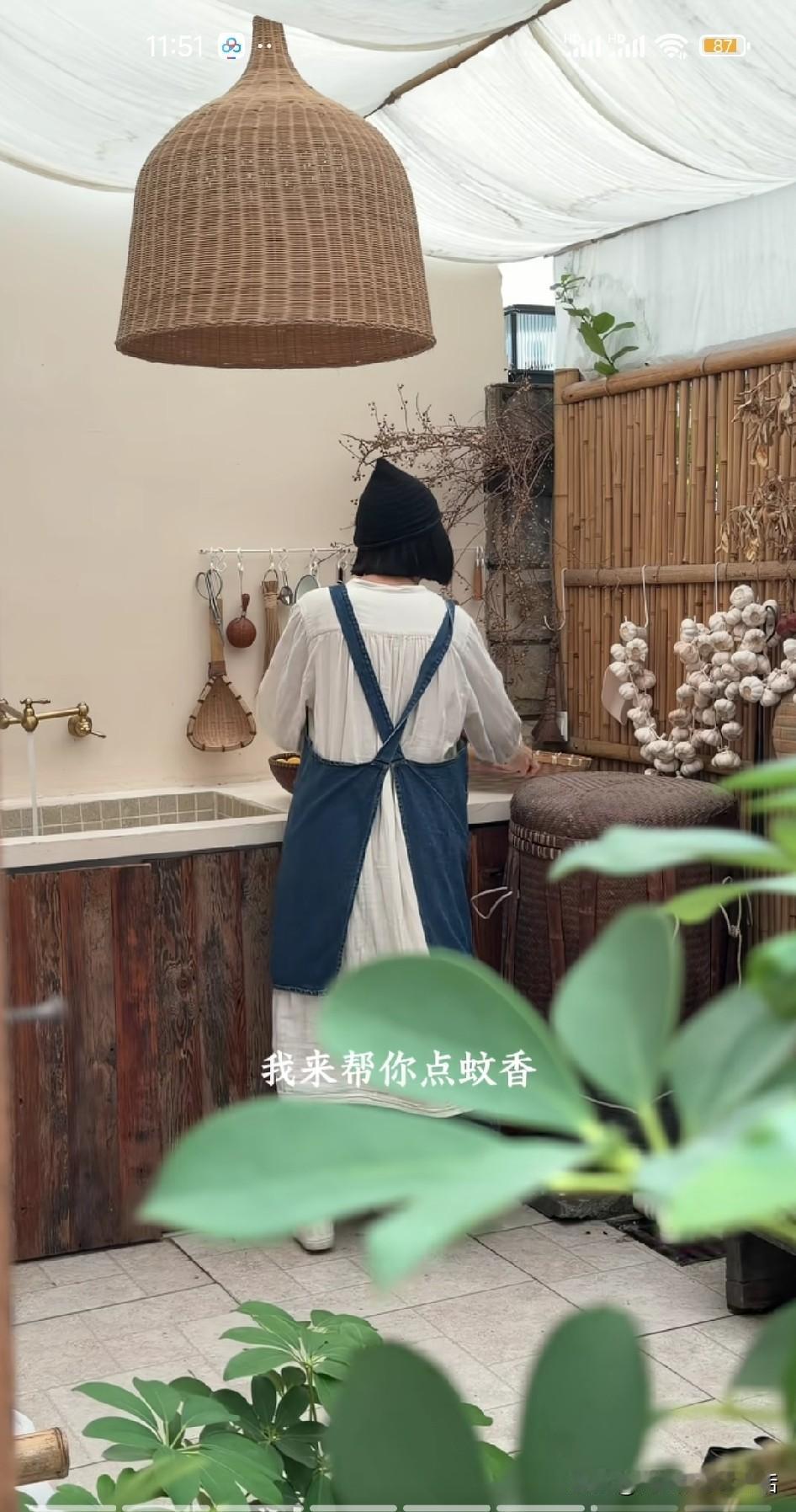 我骨子里
柔软细腻豁达开朗
我身上有毛边
有忽明忽暗的情绪

我喜欢美好的家
喜