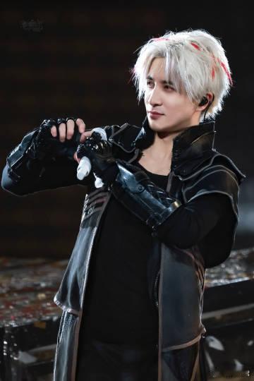 薛之谦与歌迷合唱聊表心意 演唱会现场的一刻，歌迷与薛之谦合唱《聊表心意》，一首歌