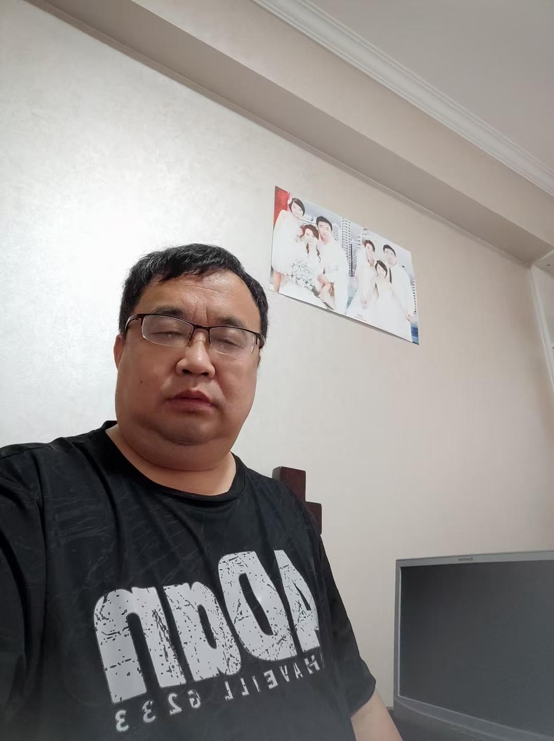 自嘲
我敬岁月一杯酒，
再无青春可回首。
昔日风华不正茂，
两鬓斑白一老叟。