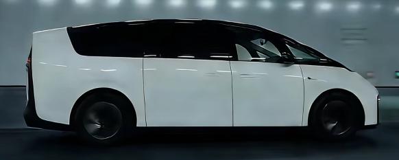 看完《飞驰人生 3》最大的感受，不只是赛车戏够燃，而是这部电影悄悄完成了一次汽车