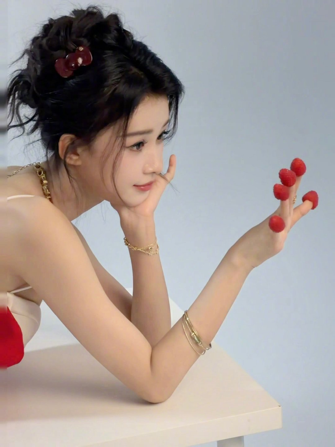 孙怡乘风2026造型图孙怡乘风2026初见面红裙摇曳生姿，丸子头灵动俏皮，孙怡带