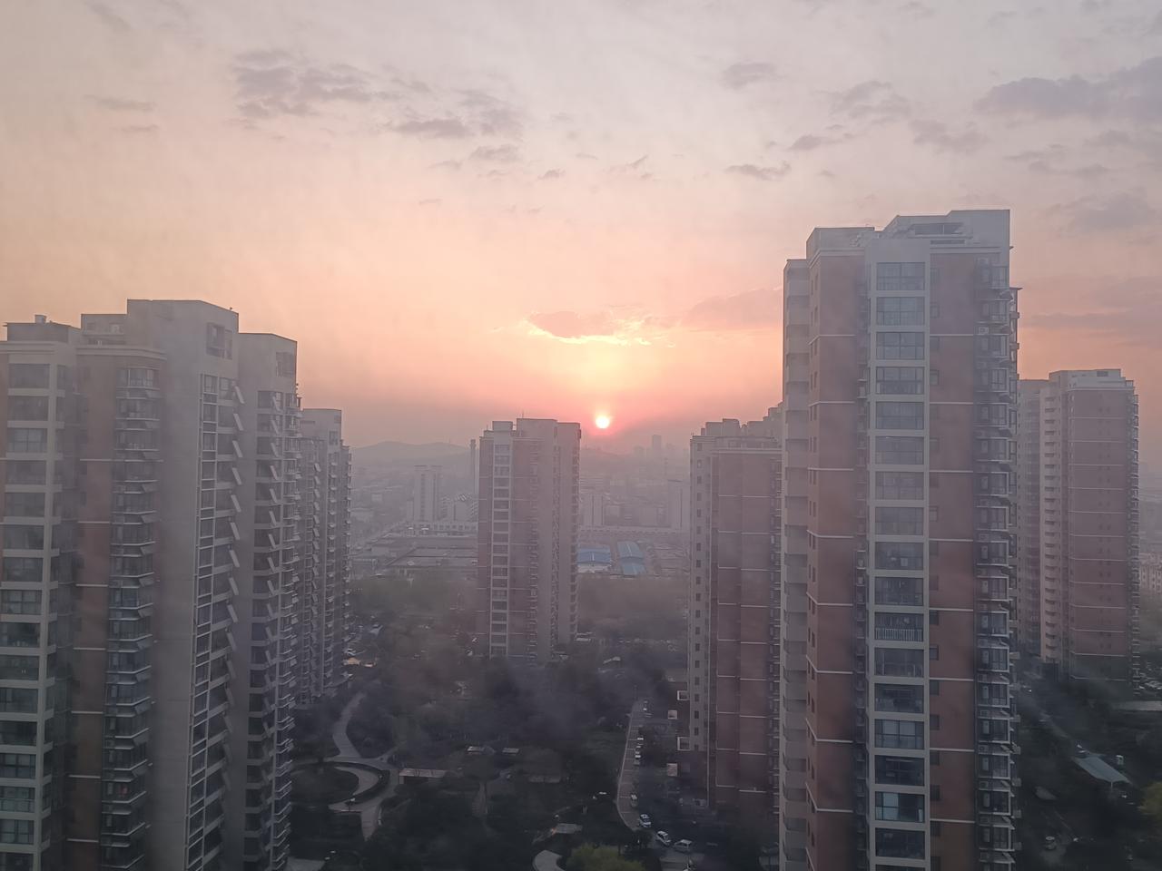 别样日出

这两天，因医院检查的事情，心中老是不得劲儿。血糖高，胆固醇高，颈动脉