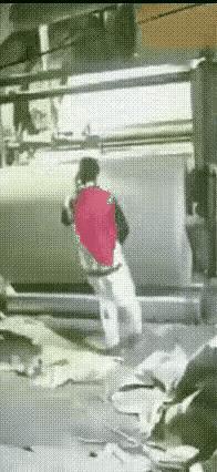 看了肉痛。
脚贱，伸那一脚干嘛，只一瞬间小命就没了。
谁都知道，传送带是禁区，可