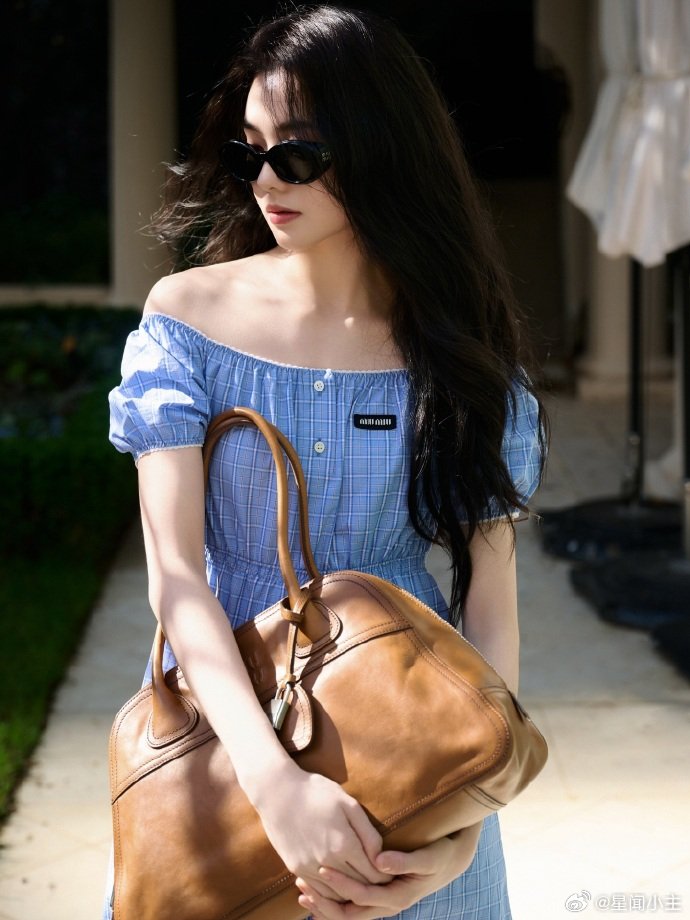 刘浩存春日氧气少女刘浩存早春氧气感好喜欢这组图，淡淡的但是纯纯的。特别有少女感谁