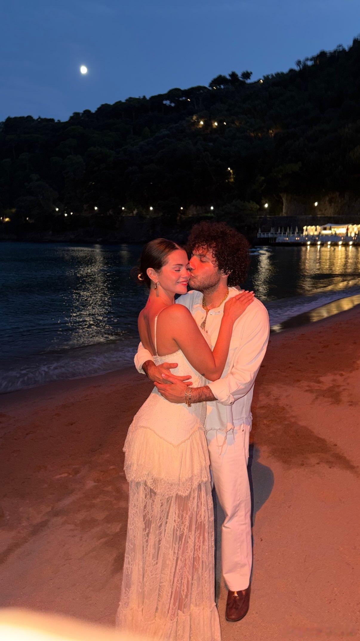 SelenaGomez 赛琳娜戈麦斯再晒和老公Benny Blanco的度假照，
