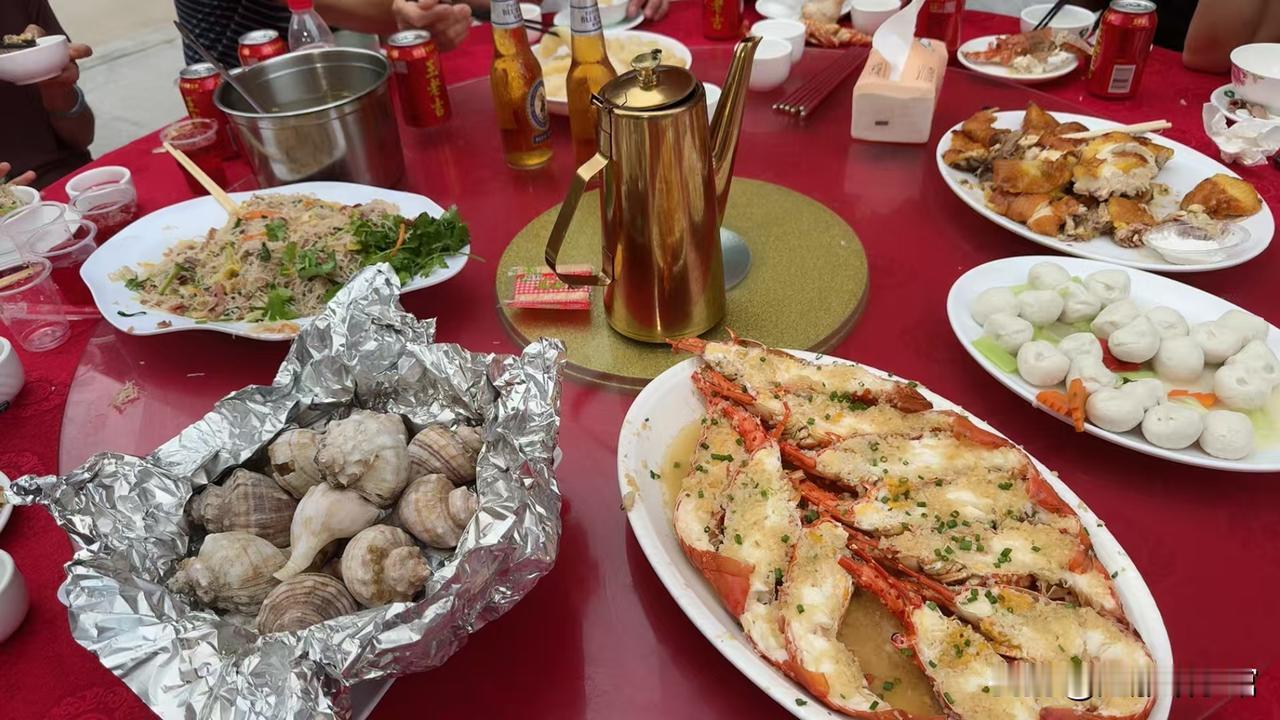 扫墓后的太公饭，这才是顶级的“家宴”！🍲
 
扫墓结束，一家人围坐在一起吃这顿