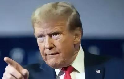 特朗普又整活了，这次直接把窗户纸捅破了。他说，台湾那个地方需要我们罩着，但他们没