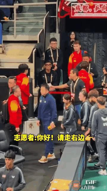 真不知道这些工作人员是怎么想的，成都混团比赛快结束的时候，王楚钦拎着自己的行李准