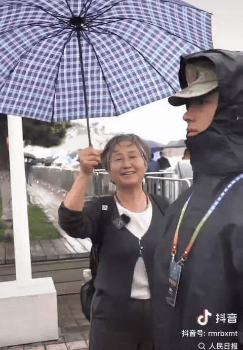 “上人民日报了！”
山东青岛，母亲坐了一夜火车，去看望站岗的儿子。她反复说：“看