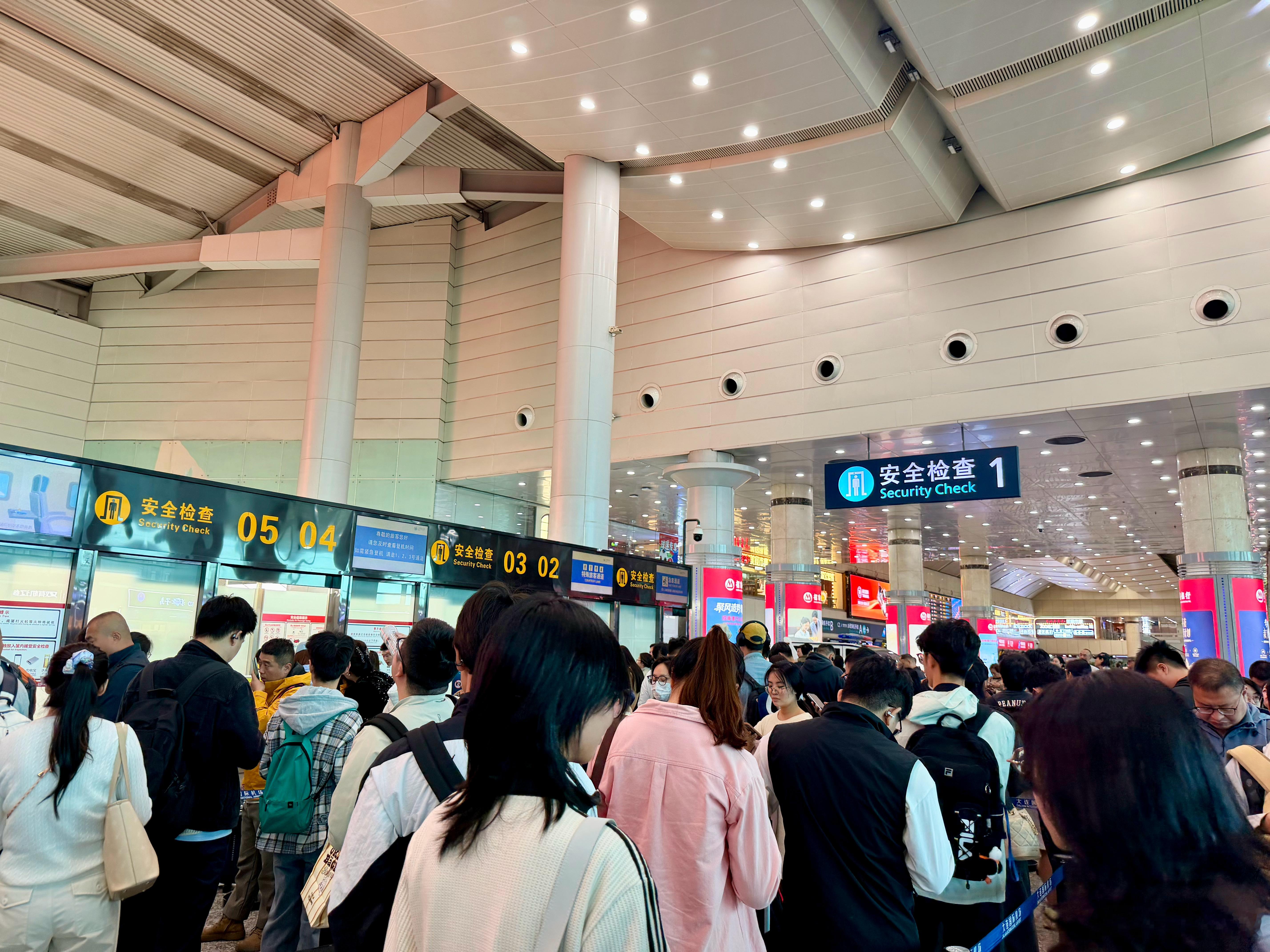 返程高峰来了，到处都是人。不过，机场依然井然有序，工作人员很给力，都在协调秩序，