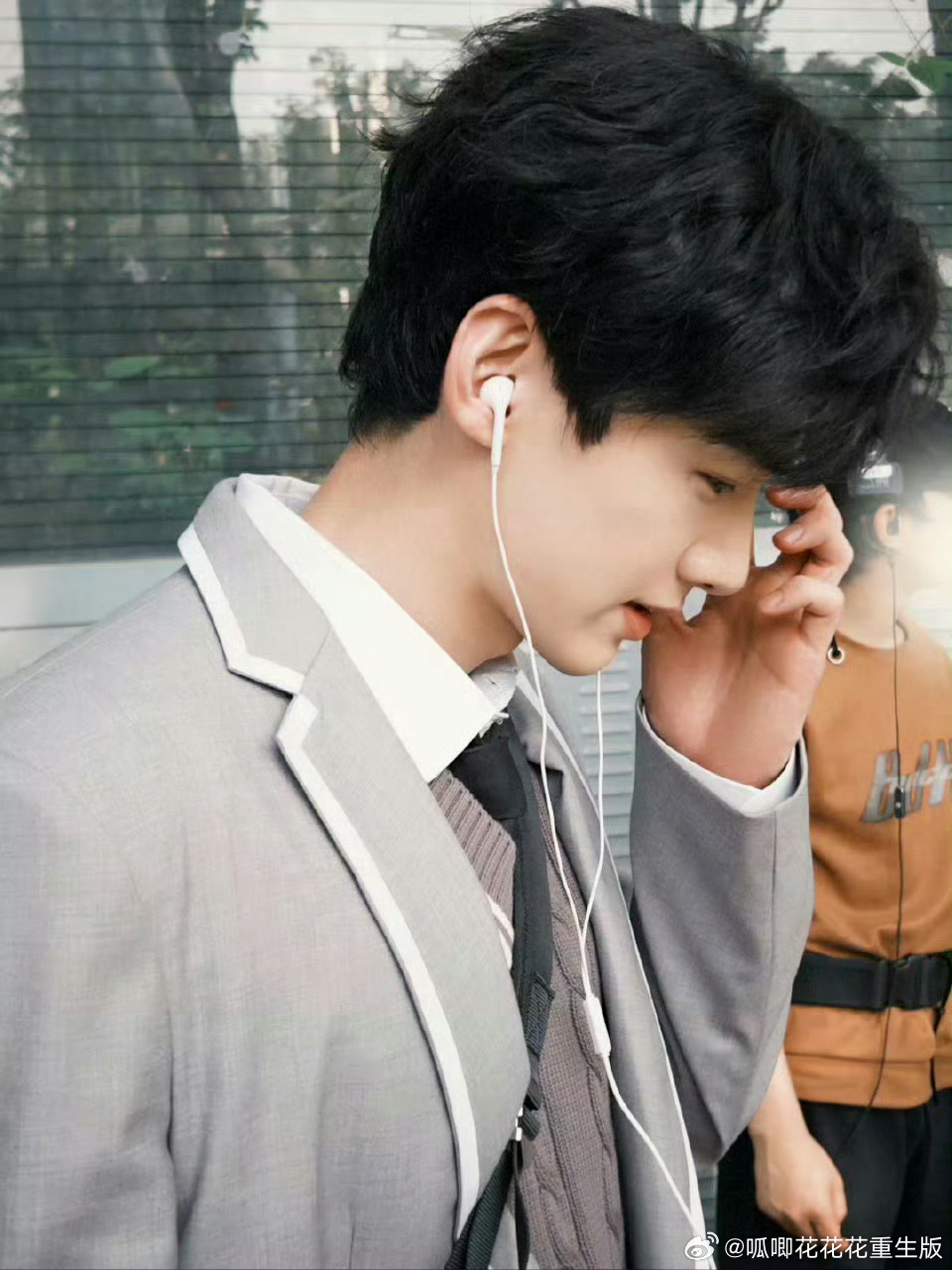 鱿鱼王子白敬亭，有线耳机用了好多年啦。时尚是一个轮回，这一块小白信手拿捏，跟着小