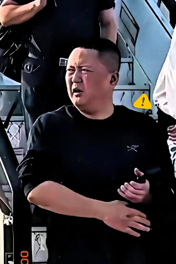 网上流传过他是企业高管的说法，暂且不论身份，单看机舱里的处事状态，能看出一个人骨