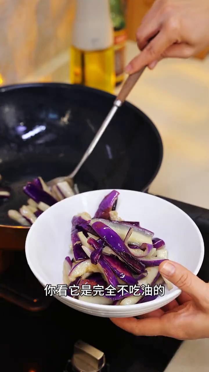 天冷了，当你不知道吃什么菜的时候，就安排一锅热气腾腾的茄子粉丝煲，很香很好下饭的