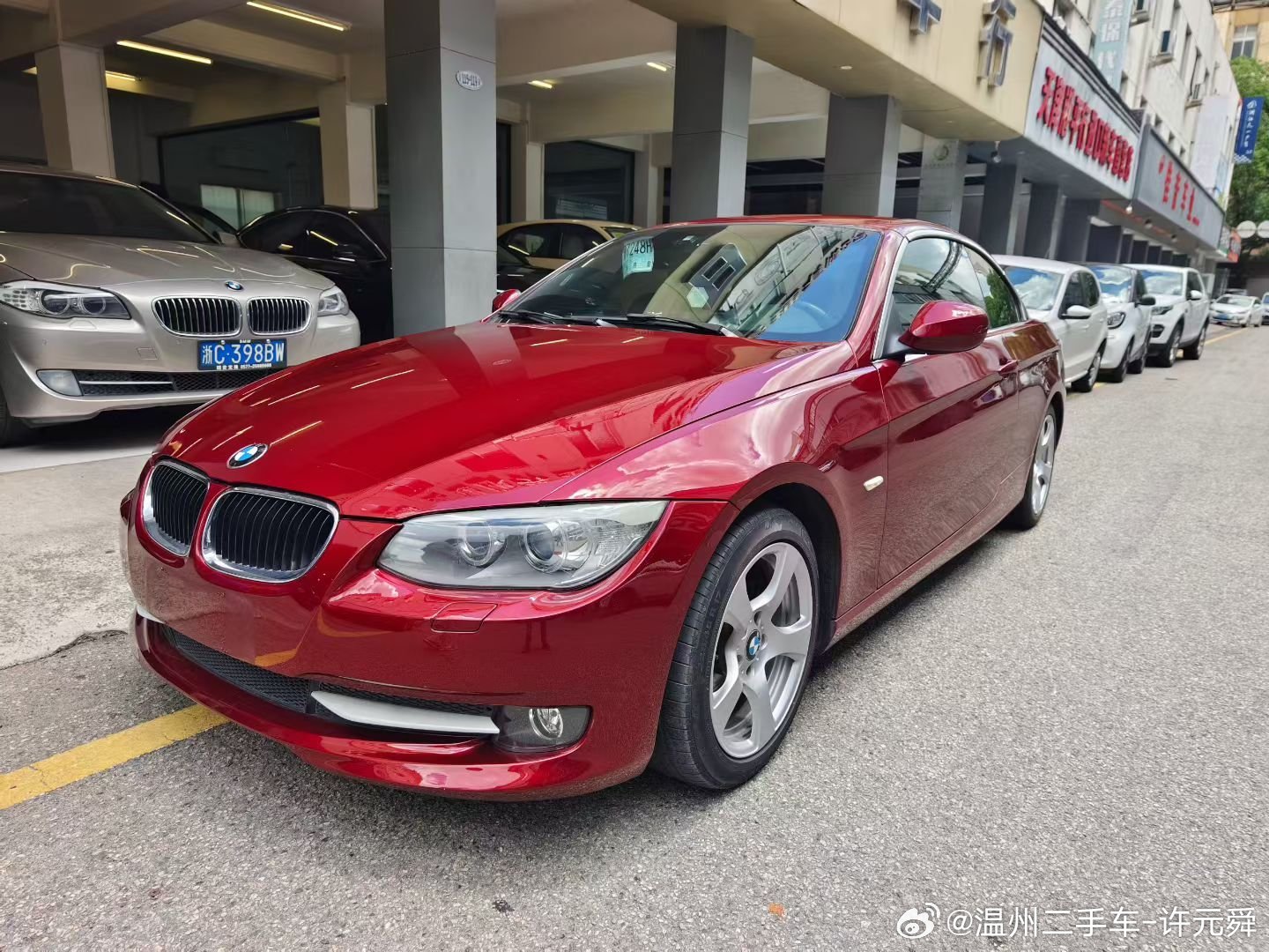 2011年极品宝马320敞篷跑车，女士一手车，行驶7万多公里。只要5万多块 即可