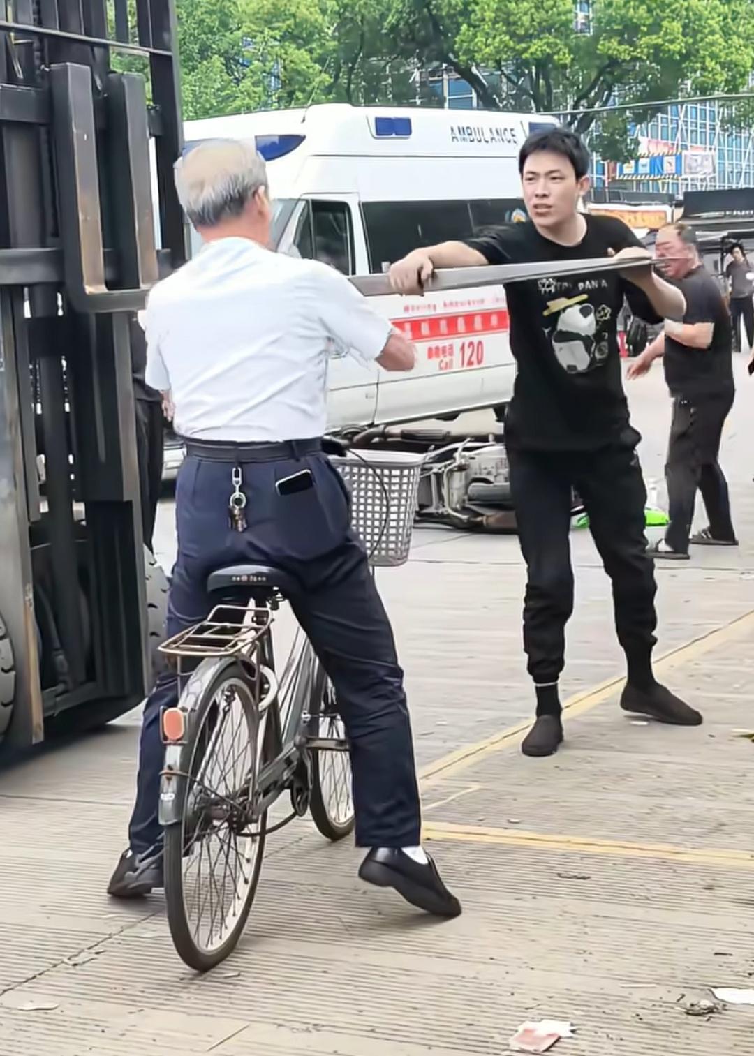 叉车在马路上行驶时，叉子没有放下来，骑电摩路过的大叔直接撞了上去。在等待处理事故