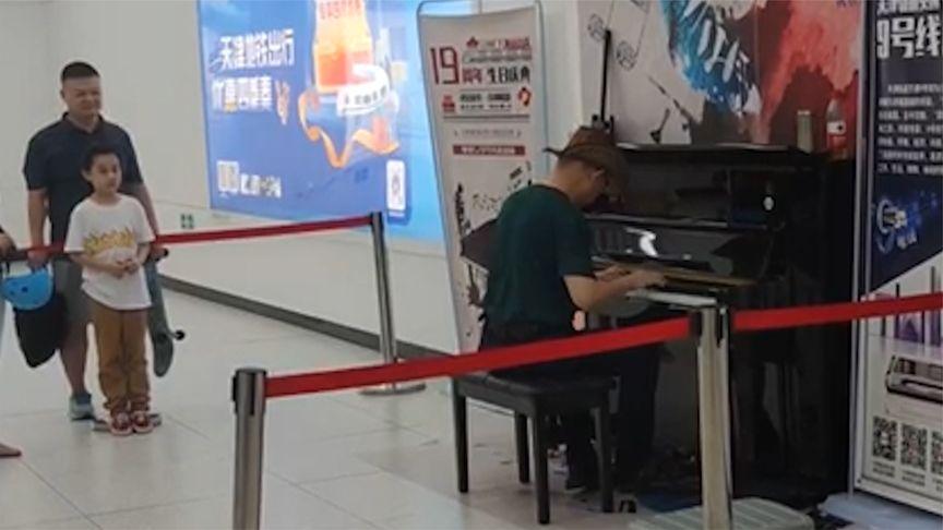 【地铁站戴礼帽大爷忘我演奏引数十人围观 网友：浪漫与年龄无关】7月30日，一网友