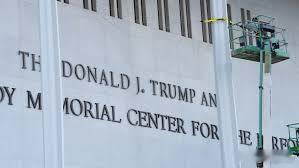 从战舰到楼宇：特朗普的名字无处不在作为一名纽约商人，特朗普总统将自己的名字印在了