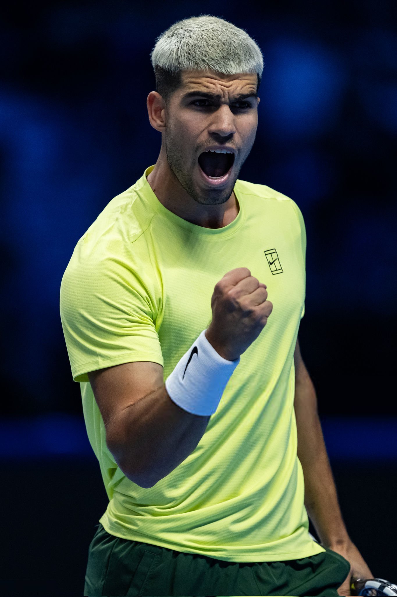 阿尔卡拉斯以7-6(5)、6-2击败德米纳尔，取得今年都灵总决赛开门红，收获20