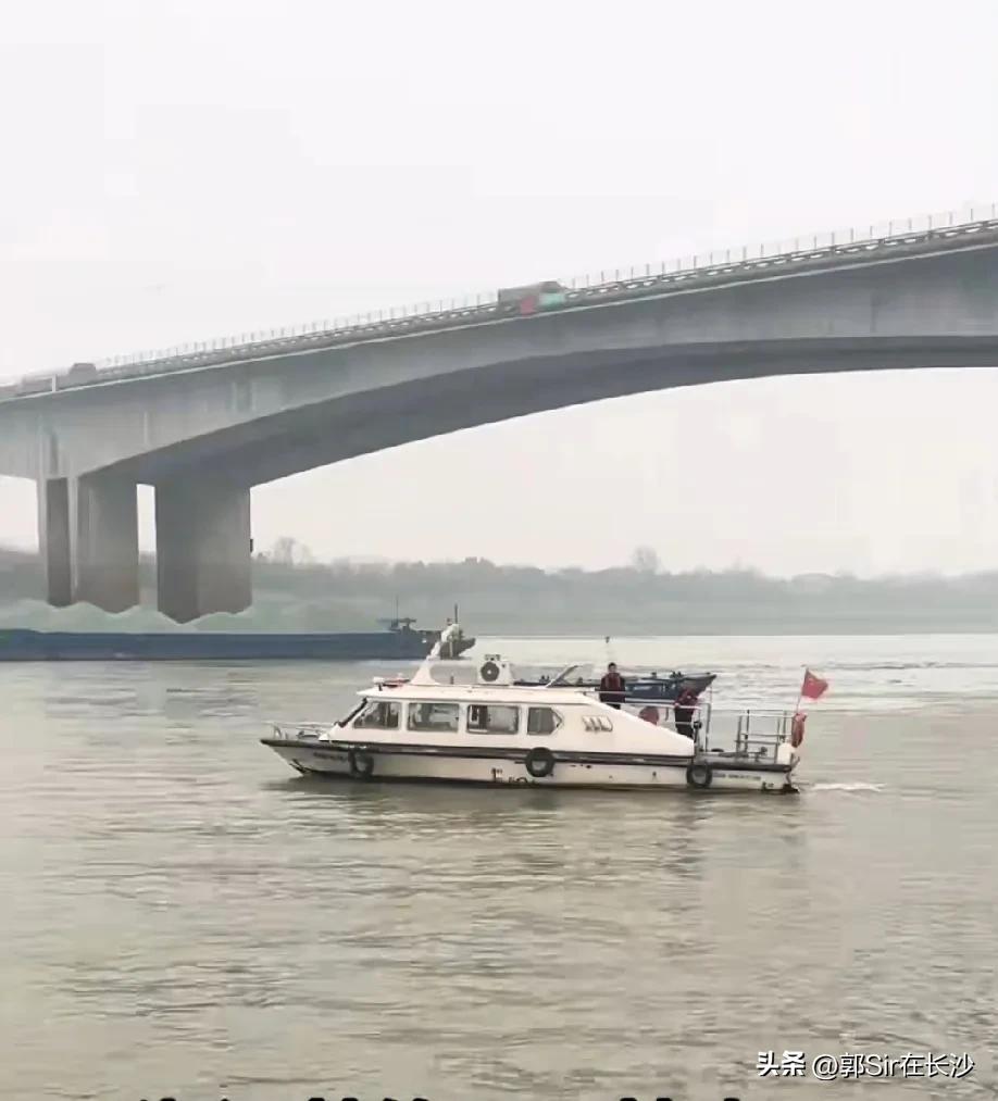 在长沙想要在湘江钓鱼的朋友注意，现在是严查期间，被收杆子了，是3-6月的禁渔期，