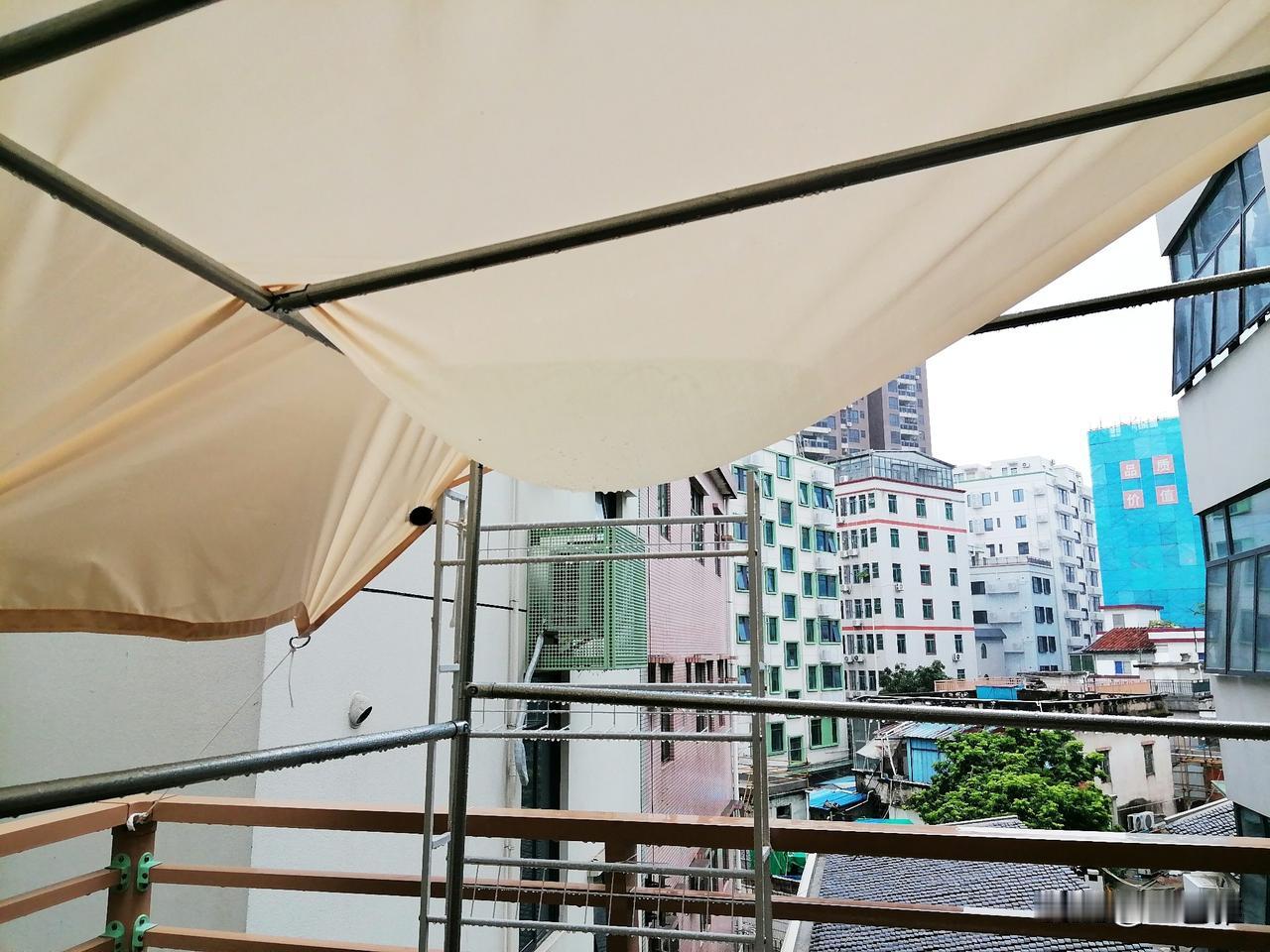 还是被我发现遮阳棚的问题了，靠近西侧，遮阳棚顶囤积了很多雨水，如果再不处理，会出