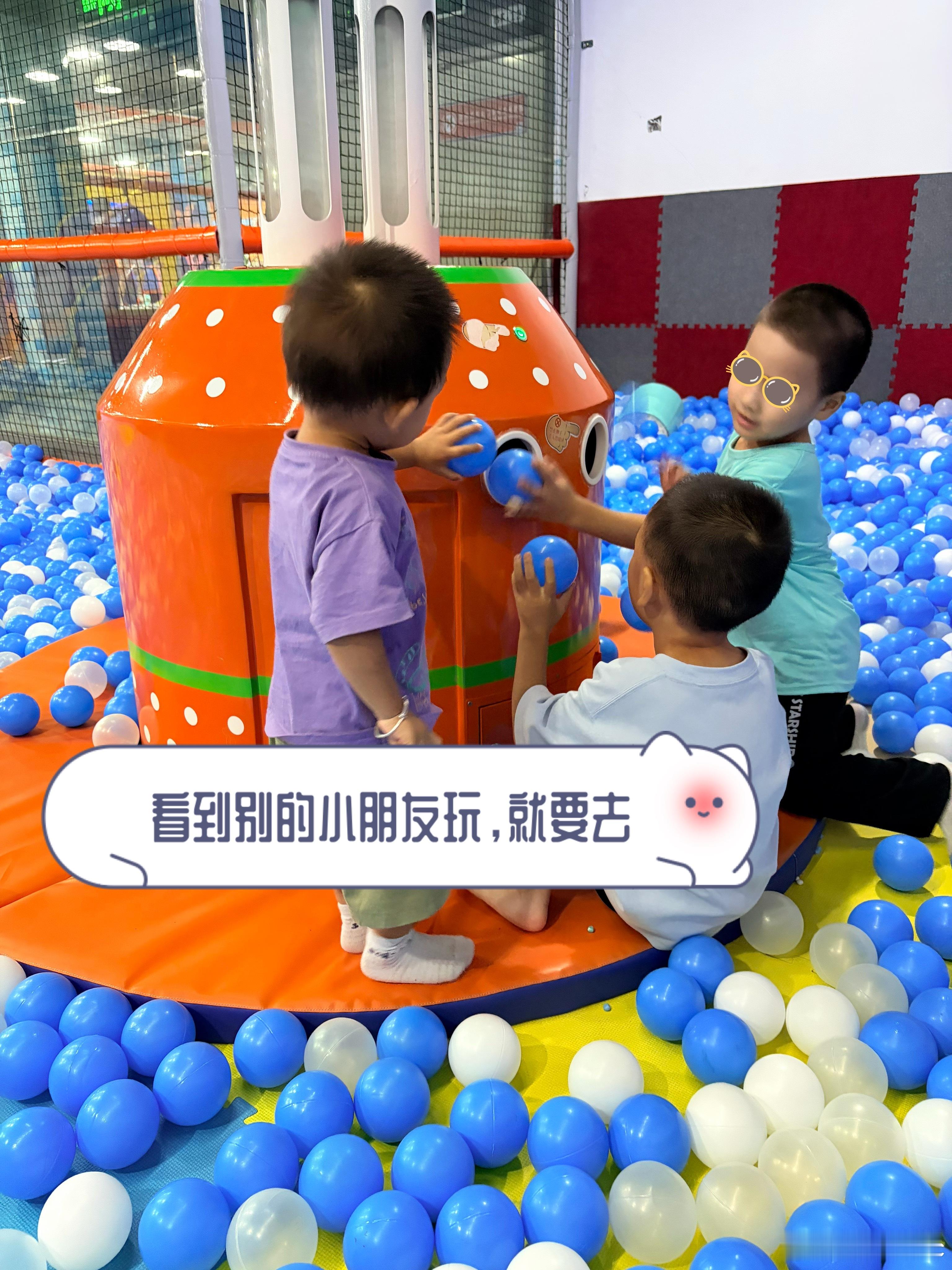 吃过午饭，宝爸送我们来儿童乐园了。放假的原因，真的好多大朋友，必须时刻盯着才行。