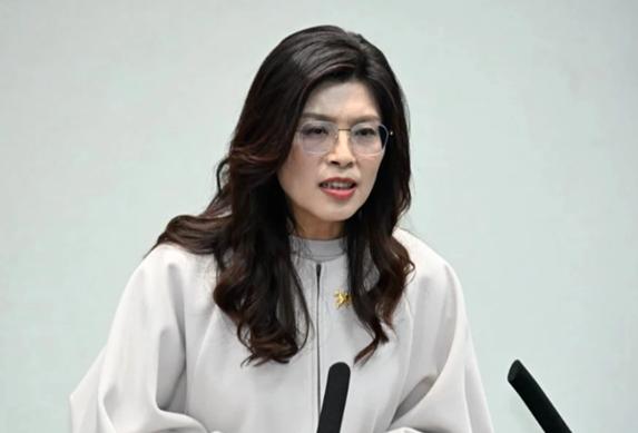 郑丽文太让人吃惊了！

7月5号晚上，她在社交媒体上发了一段话，说“和平不是口号