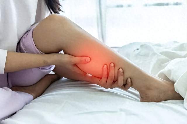 医生：大腿出现这种异常，胰腺癌可能来了！趁早去医院检查一下！