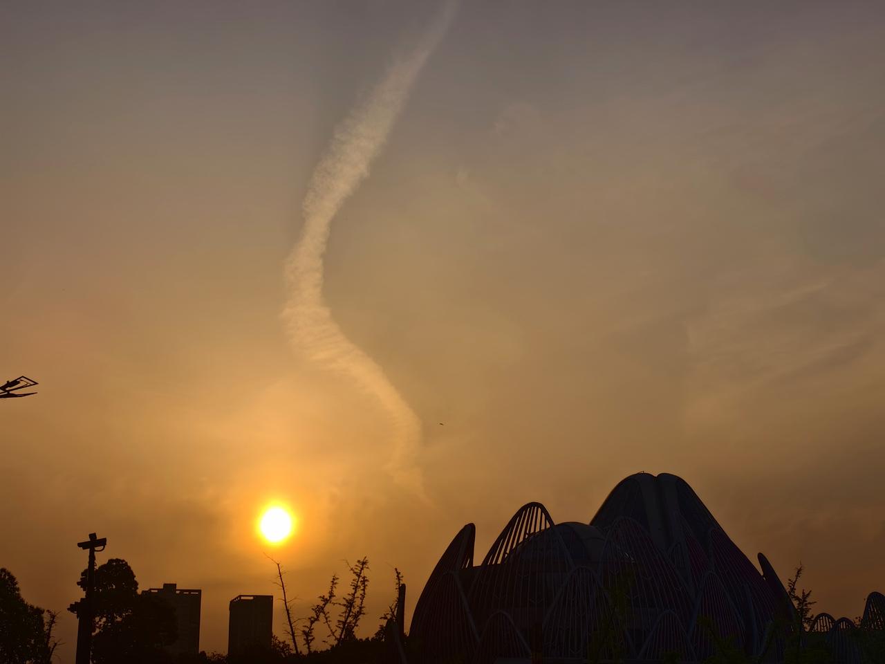 龙摆尾。武进的黄昏。