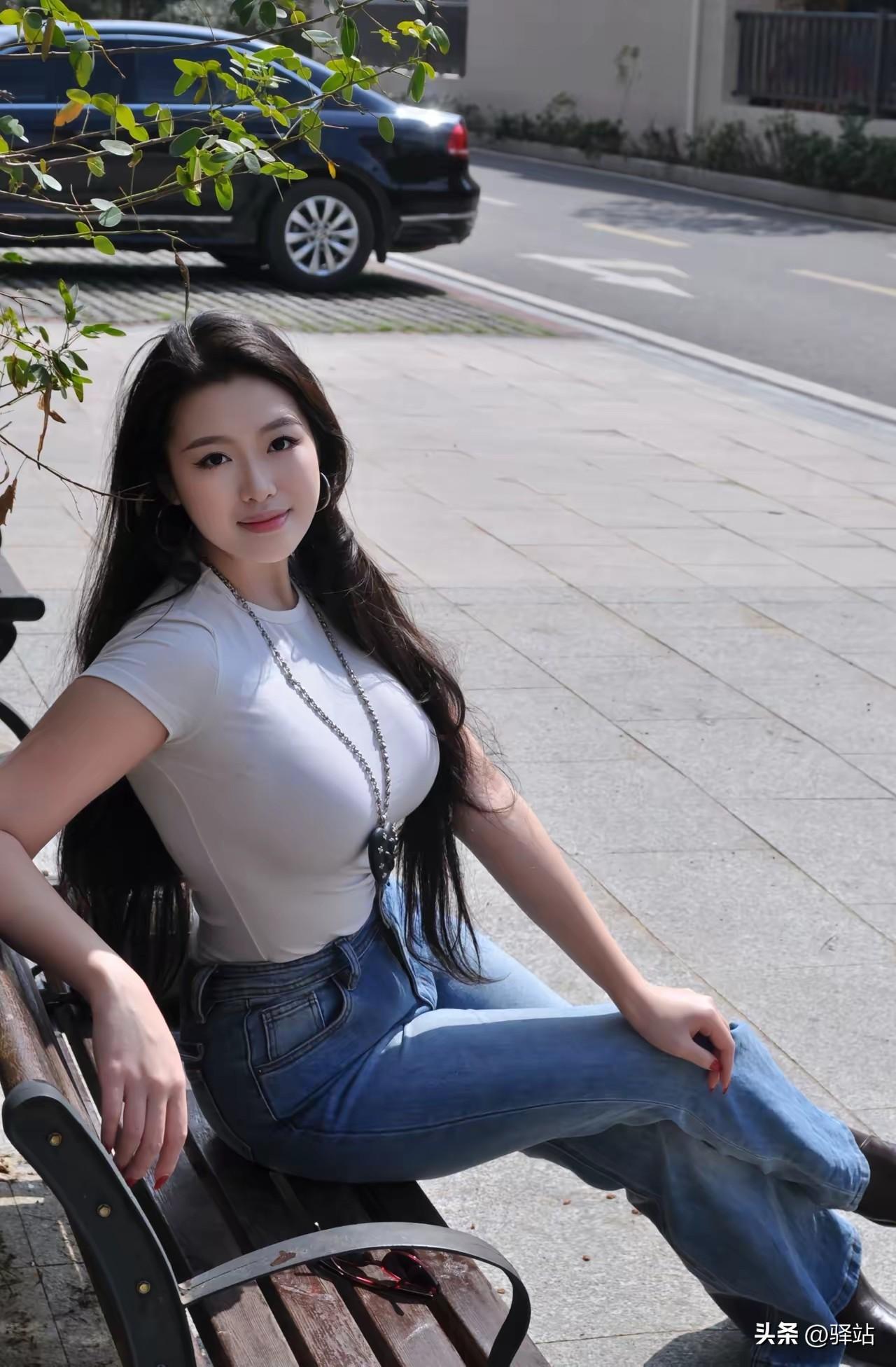 美图欣赏，看图写诗，情感解读
 
《夏风倚影》
七言绝句：
小立清风日正长，
罗