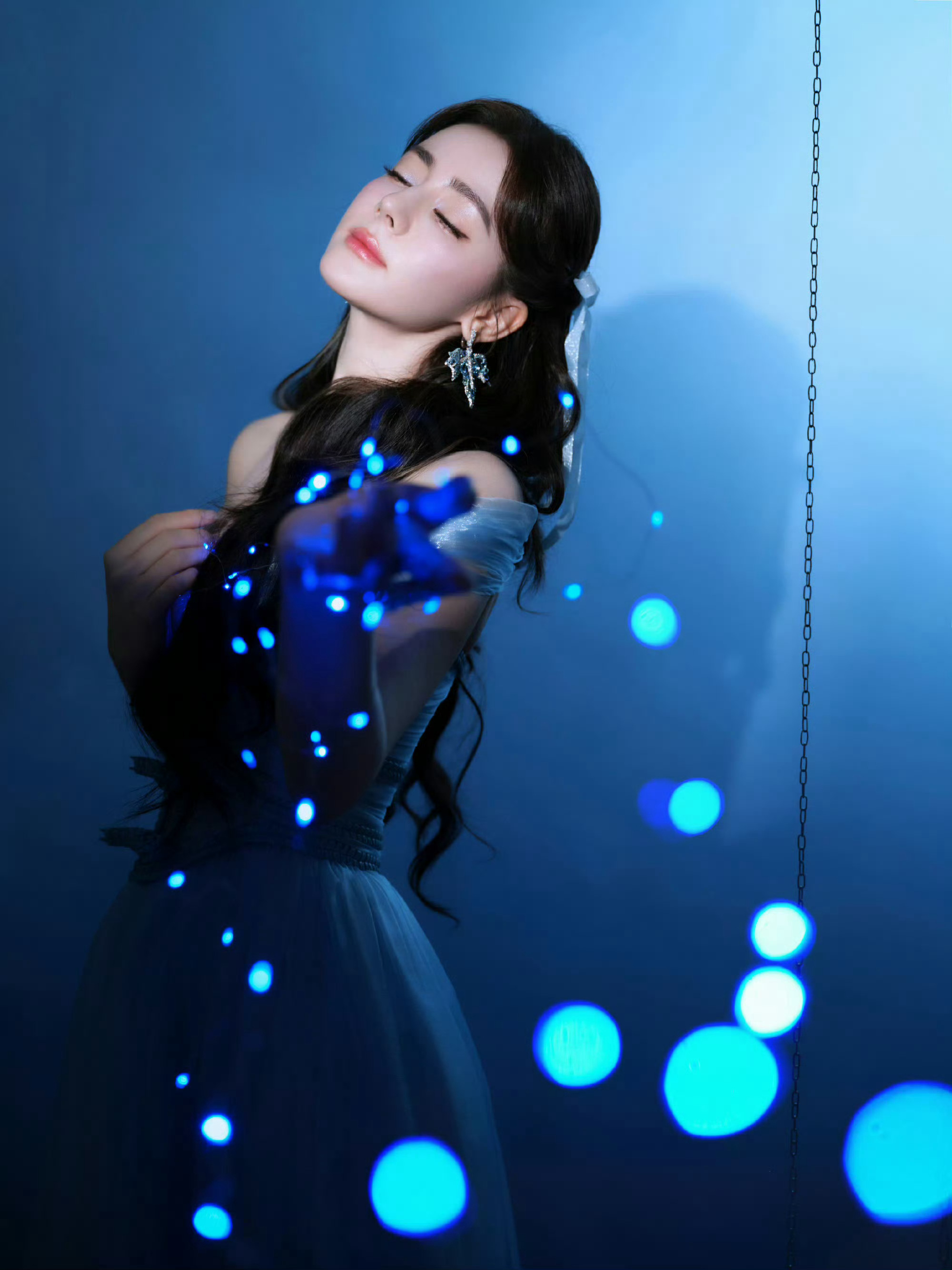 迪丽热巴深V开到腰了丨迪丽热巴人鱼公主活动绝美造型新鲜送达惊艳的深V长裙设计超吸