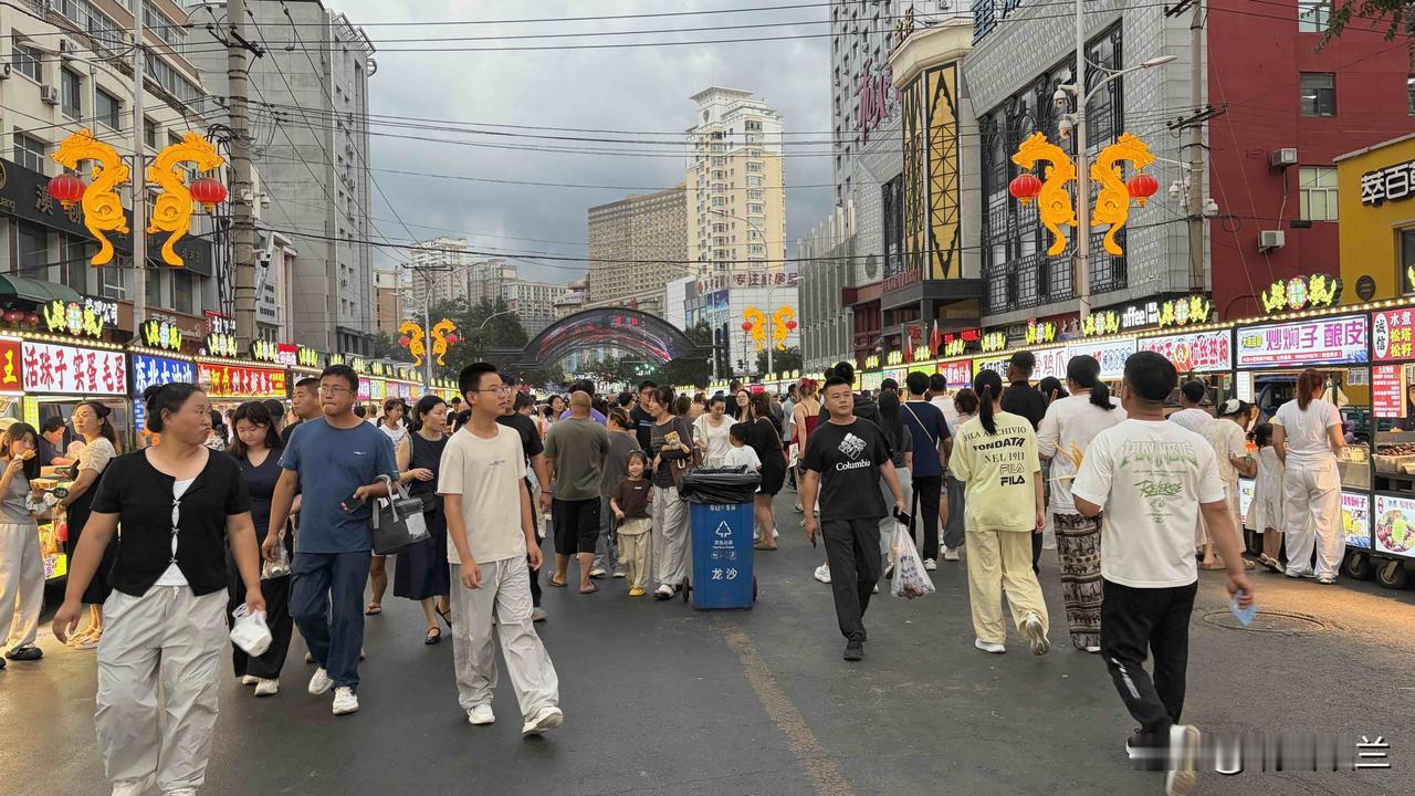 前天把我累惨了，已经是晚上九点多了，孙女还要我陪着她继续逛夜市。


在齐齐哈尔