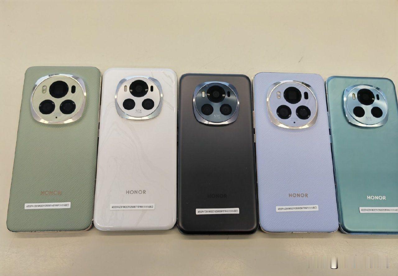 荣耀Magic6系列真机颜值能打几分？
个人觉得白黑的颜值还是挺不错的，可以作为