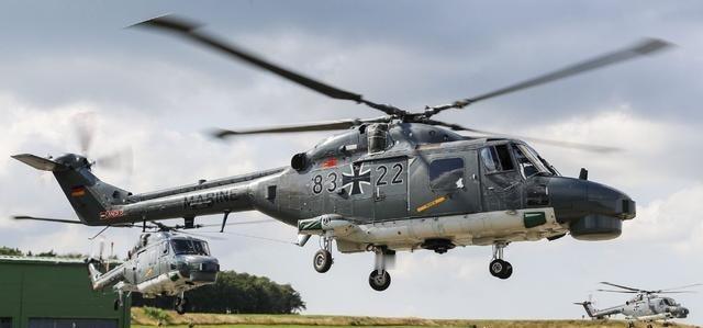 美国倒向俄罗斯，乌克兰陷入绝境！这个时候，西方各国开始把大量二手淘汰武器一批又一