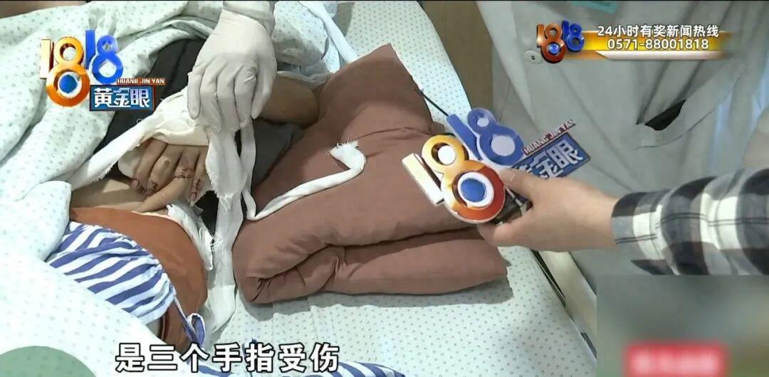 太揪心了！浙江杭州，一名未满15周岁的少年辍学学艺，在餐饮培训机构操作压面机时，