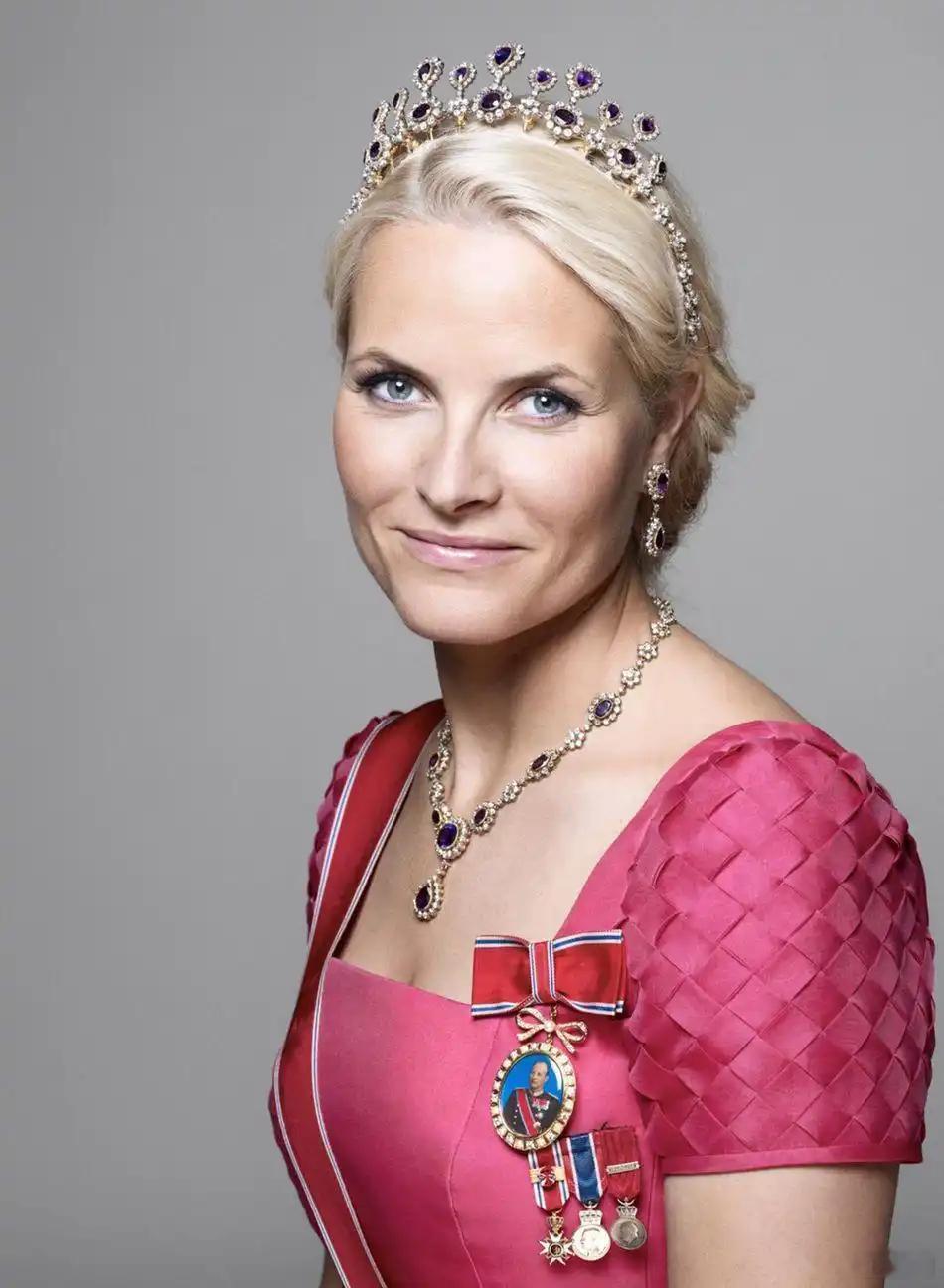 挪威王室 🇳🇴2月9日，挪威心理健康委员会暂停与王储妃梅特-玛丽特的合作，他