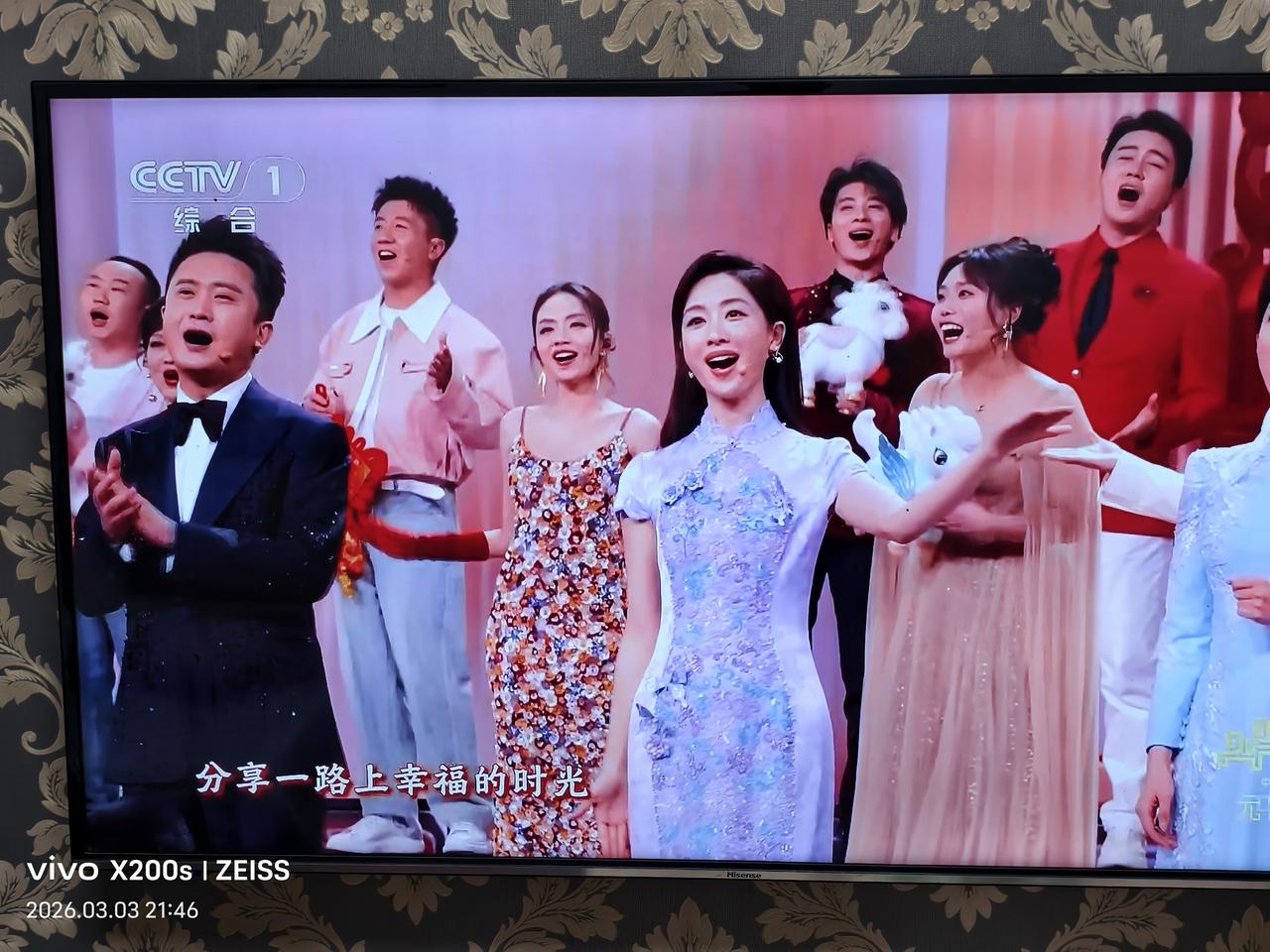 今年的元宵晚会太好看了！主持人亲情演唱，把元宵晚会带上高潮，主持人真是全才，会主