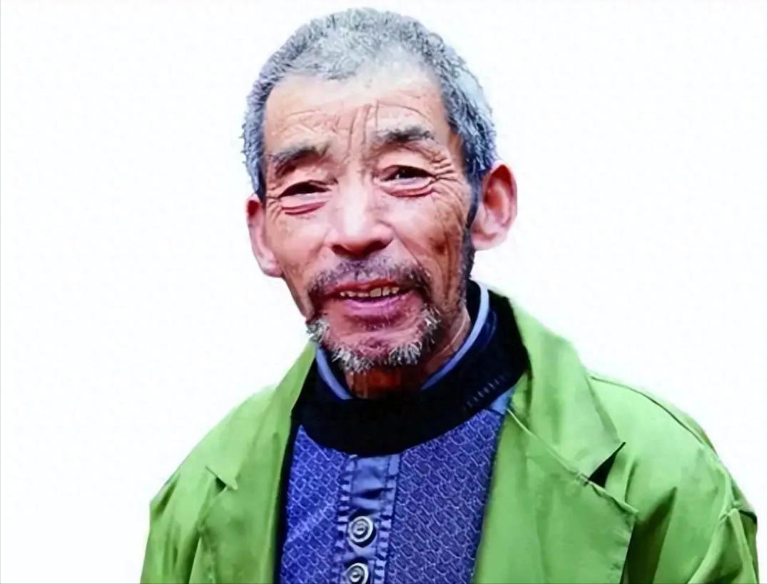 单身小摊贩在菜市场捡2名弃婴后抚养20多年
2015年那张照片放出来的时候，很多