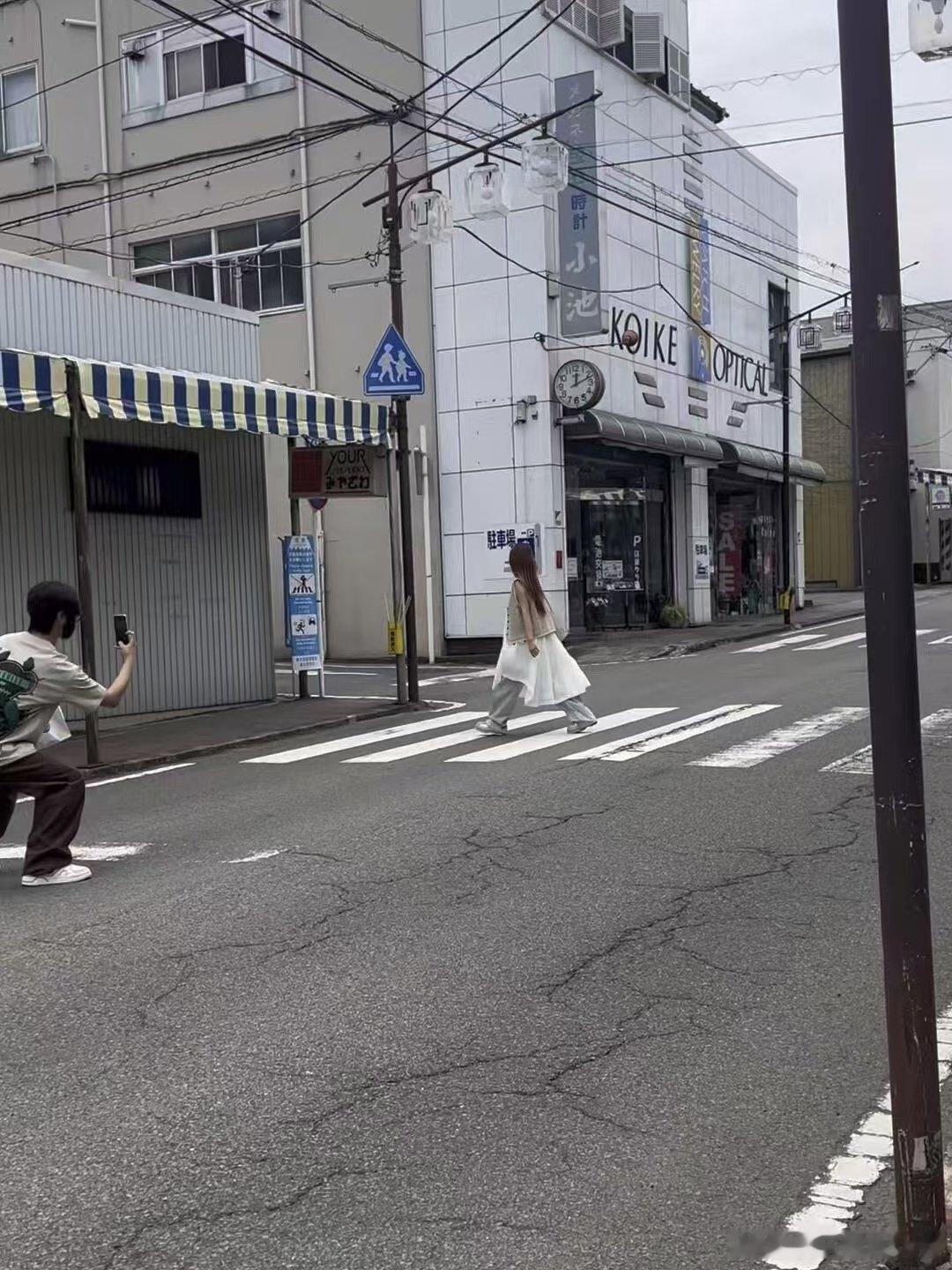 日本偶遇陆虎陈曌旭夫妇日本偶遇陆虎陈曌旭夫妇，这背影一看就是那幸福小两口富士山下
